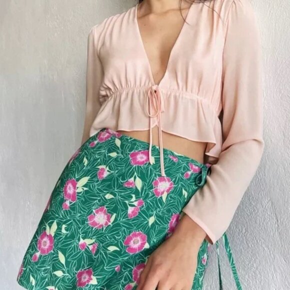 Aritzia Sunday Best Top Women S Pink Tie Front Blouse Plunge Feminine Romantic - Picture 5 of 5